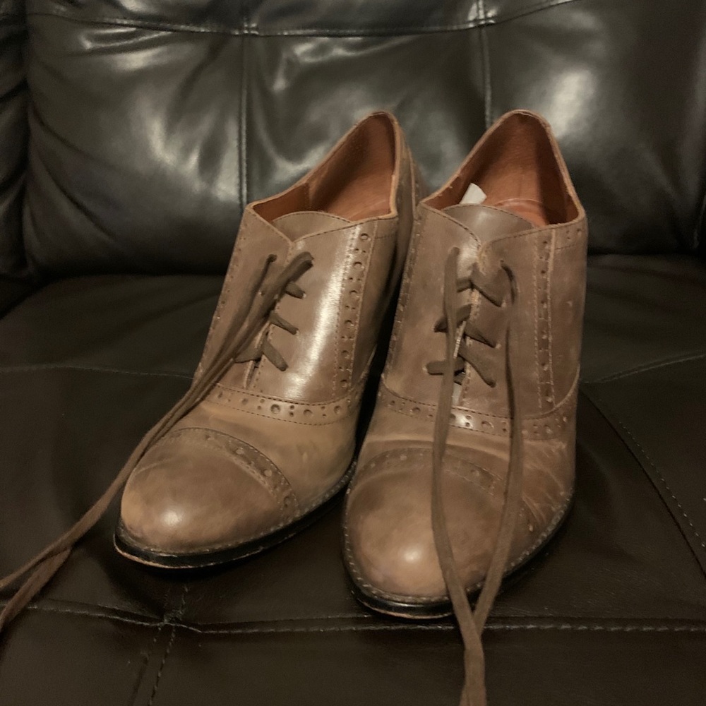 Halogen Leather Wingtip Tie Up Heel size 11